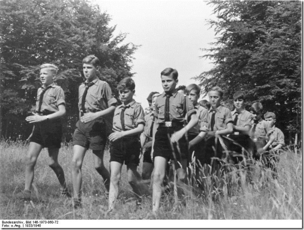 Bundesarchiv_Bild_146-1973-060-72,_Wandernde_Hitlerjungen